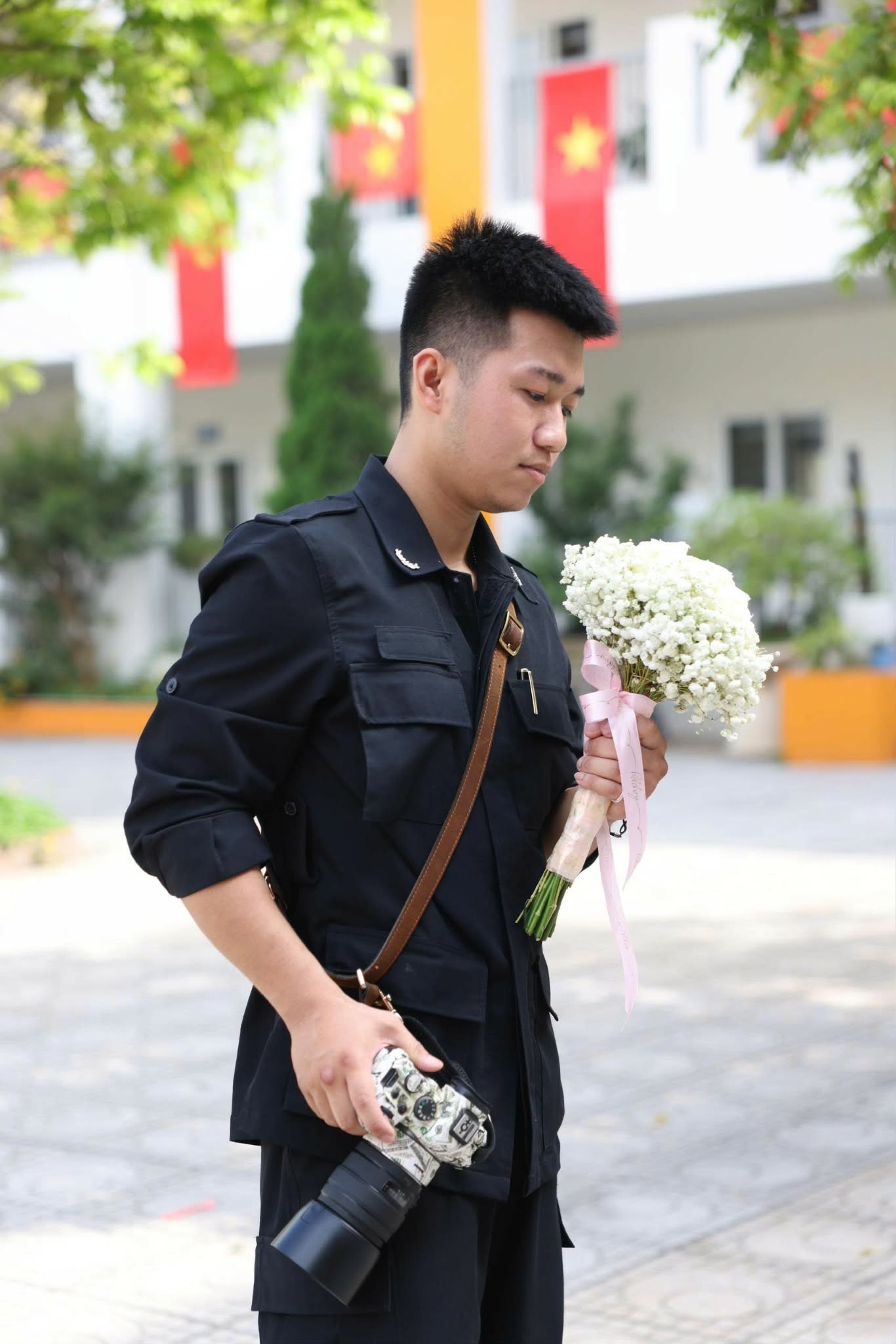 Minh Khang cầm máy ảnh